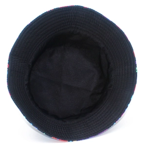 Vue intérieure du chapeau bob avec doublure noire et couture de bordure pixélisée