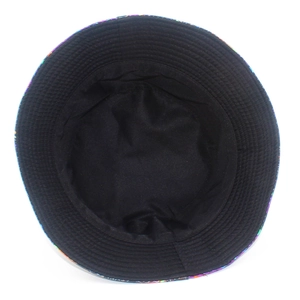 Détail de la doublure en tissu noir et de l'imprimé graffiti coloré sur le chapeau bob