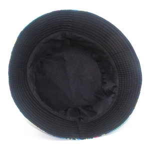 Dettaglio dell'interno del cappello alla pescatora nero con cuciture e bordo colorato
