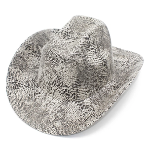 Dettaglio cappello stile western con stampa fantasia serpente bianca e nera pregiata