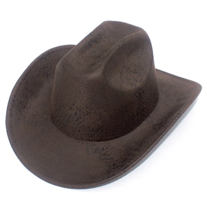 Dettaglio del cappello fedora marrone scuro con trama vintage in finto serpente a tesa larga