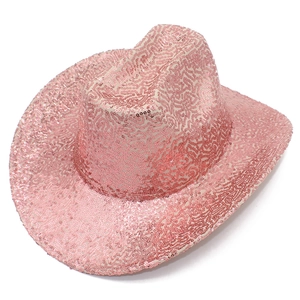 Primer plano detallado de la textura de lentejuelas rosas en el ala de un sombrero vaquero