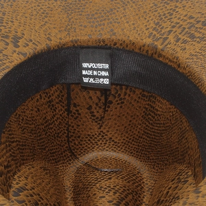 Vista macro dettagliata della fodera interna e dell'etichetta 100% poliestere del cappello