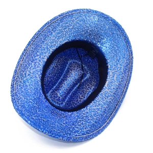 Detalle de sombrero vaquero con lentejuelas azules con banda y cordón negro