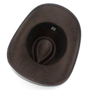Dettaglio del cappello da cowboy marrone con fascia interna e etichetta 100% poliestere