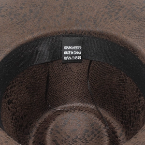 Macro dell'etichetta in 100% poliestere e della fascia tergisudore interna del cappello