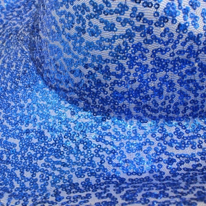 Primer plano de lentejuelas azules sobre tela de malla para sombreros de vaquero chic