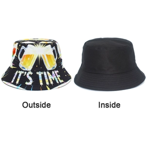 Detalle de gorro de pescador reversible con estampado de cerveza y un lado negro liso