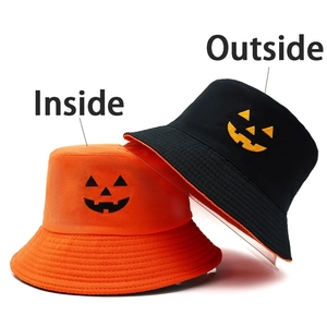 Détail du chapeau bob réversible Halloween avec broderie citrouille classique
