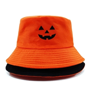 Détail de la broderie citrouille d'Halloween sur des chapeaux bob orange et noirs
