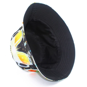 Detalle de gorro de pescador reversible con motivos de cerveza y perritos en algodón