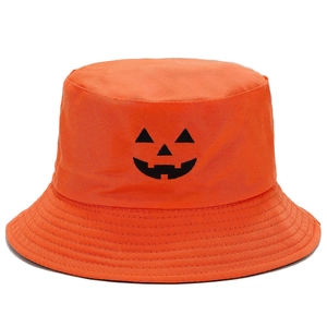 Détail d'un chapeau bob en coton orange avec broderie de citrouille d'Halloween Jack-o-lantern