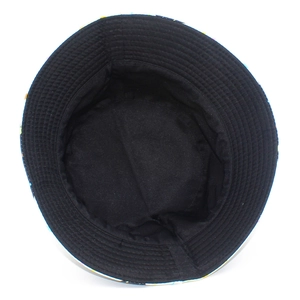 Primer plano del forro interior y costuras reforzadas de un sombrero de pescador