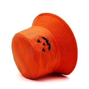 Détail d'un chapeau bob orange d'Halloween avec un motif de citrouille noire brodé
