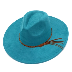 Detailansicht türkisfarbener Wildleder-Fedora mit braunem Flechtband und Lederfransen