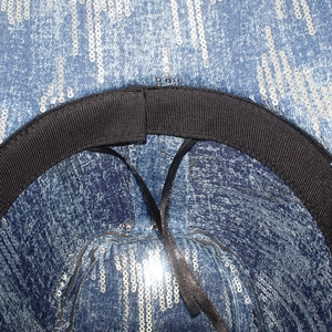 Dettaglio del cappello da cowboy con paillettes blu con fascia regolabile e fodera interna