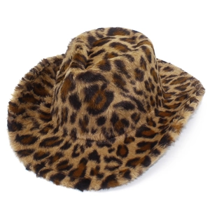 Dettaglio ravvicinato della texture leopardata in ecopelliccia su un cappello invernale
