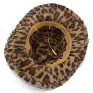 Dettaglio interno del cappello a secchiello leopardato con cordino regolabile