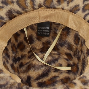 Dettaglio interno del cappello leopardato con fascia antisudore e nastri regolabili
