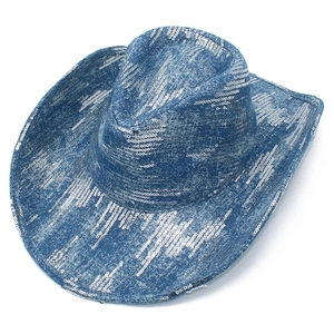Dettaglio cappello cowboy in denim blu chiaro con paillettes argento e tesa curva