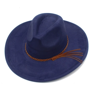 Detail eines dunkelblauen Fedora-Hutes aus Wildlederimitat mit braun geflochtenem Hutband