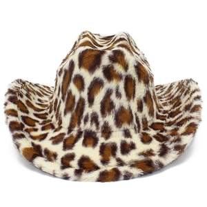 Dettaglio del cappello fedora leopardato con una morbida trama in finta pelliccia