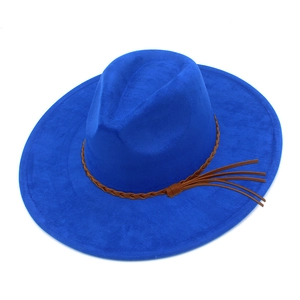 Detail eines dunkelblauen Fedora-Hutes mit breiter Krempe und braunem Leder-Quastenband