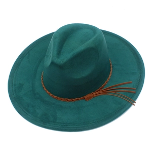 Detailansicht des dunkelgrünen Fedora-Hutes mit braunem Lederband und Fransenverzierung