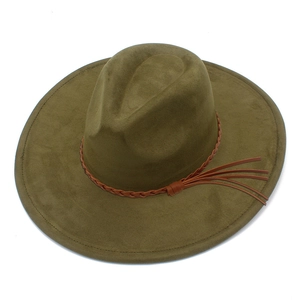 Nahaufnahme von olivgrünem Wildlederhut mit braunem Lederband und eleganter Quaste