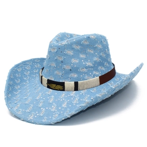 Chapeau de cowboy en denim bleu délavé avec paillettes argentées et badge plume