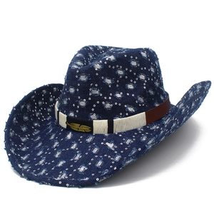 Chapeau de cowboy en denim bleu foncé avec paillettes argentées et plume dorée élégante
