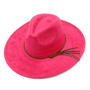 Detailansicht eines rosaroten Fedora-Hutes mit braunem Flechtband und Quasten-Akzent
