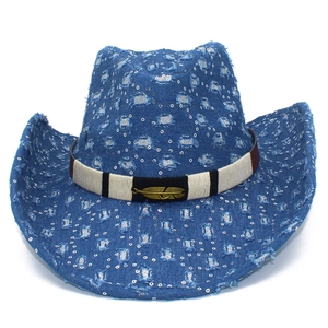 Chapeau de cow-boy en denim bleu avec paillettes argentées et plume dorée sur le bord
