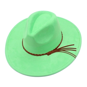 Detailansicht neongrüner Wildleder-Fedora mit braunem Flechtband und Quasten-Akzent