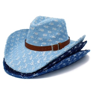 Détail de chapeaux de cowboy en denim avec paillettes argentées et bandes en cuir tressé