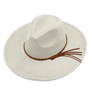 Detailansicht eines cremefarbenen Fedoras mit braunem Lederband und langen Quasten