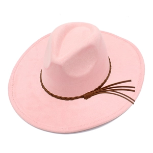Detail eines rosa Schlapphutes mit breiter Krempe und braunem Leder-Flechtband-Dekor