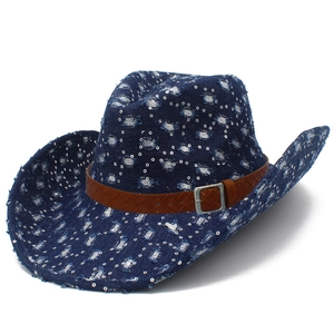 Chapeau de cowboy en jean bleu foncé avec sequins argentés et ruban en cuir marron