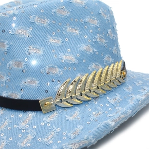 Vue rapprochée du chapeau en denim vieilli avec paillettes et plume en métal doré