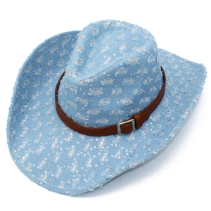 Chapeau de cow-boy en denim bleu clair avec paillettes argentées et bords effilochés