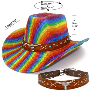Dettaglio cappello cowboy arcobaleno con fascia in pelle e decorazione testa di toro