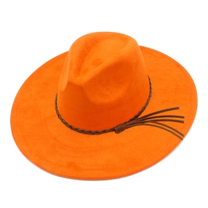 Minimalistischer orangefarbener Wildleder-Fedora mit breiter Krempe und Lederband
