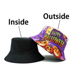 Détail d'un bob réversible montrant le côté noir et l'imprimé violet sur le thème Halloween