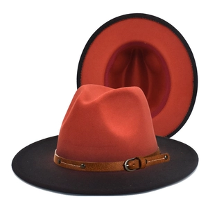 Détail du chapeau fedora bicolore avec ceinture en cuir marron et boucle en métal