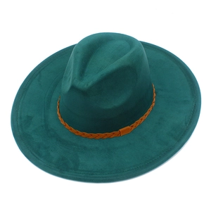 Dettaglio del cappello fedora verde scuro con fascia in ecopelle intrecciata marrone