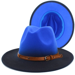 Détail d'un fedora bleu royal avec bord bicolore et ceinture en cuir marron à rivets