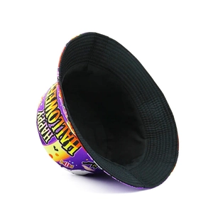Détail du chapeau bob d'Halloween avec motif violet, lune, chauves-souris et texte Happy