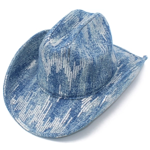 Dettaglio del cappello da cowboy in denim blu con paillettes argentate e tesa larga