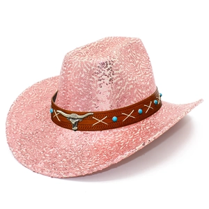 Sombrero de vaquero rosa con lentejuelas, cabeza de toro plateada y cuero marrón