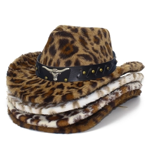 Cappelli da cowboy leopardati impilati con fascia in pelle e fibbia metallica a testa di toro
